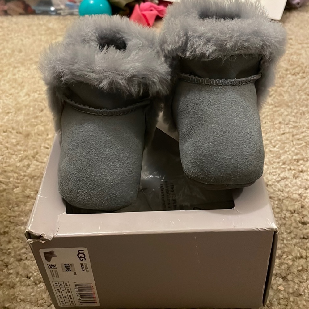 Gray infant ugg boot size 2/3